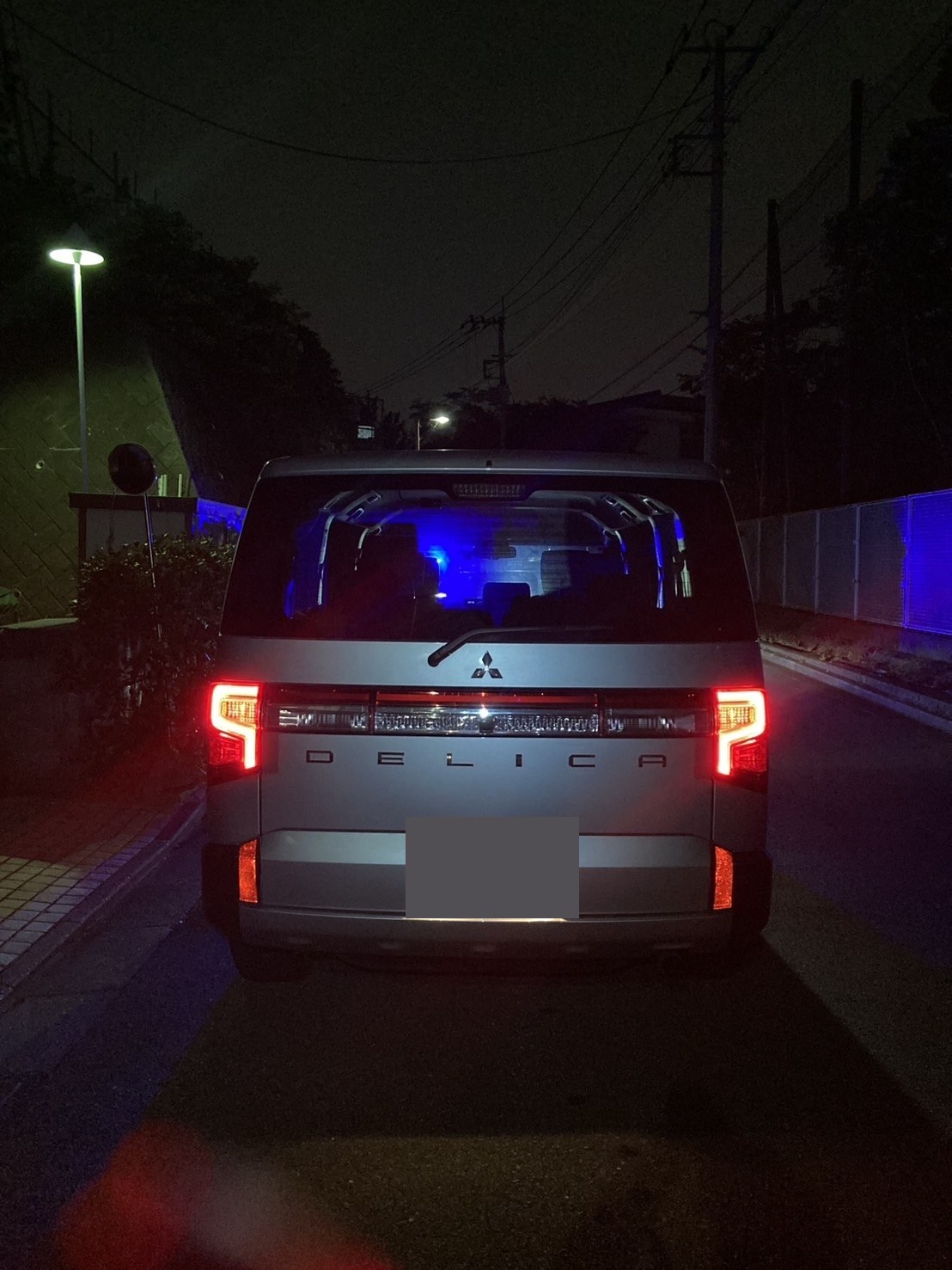 夜間の路上に停車した車両後方の様子を撮影