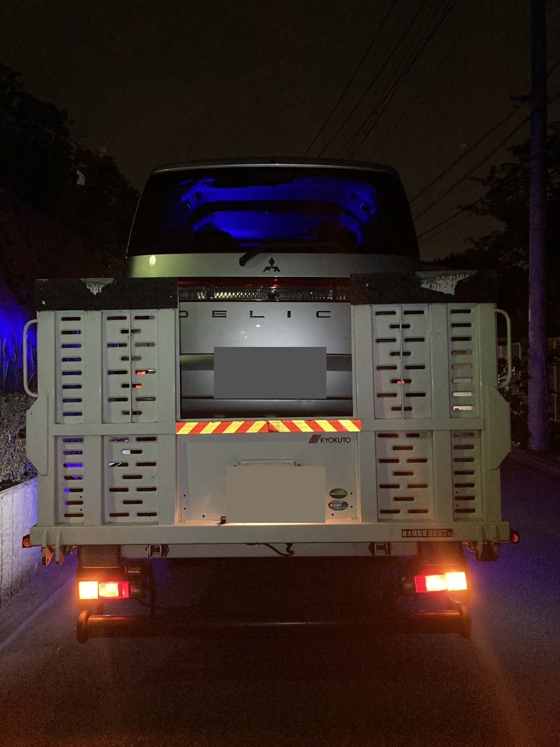 積載車に載せられた車両後方の様子を撮影