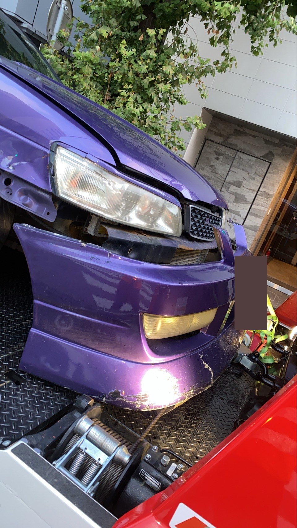 積載車上で固定中の車両前部とウインチ設備