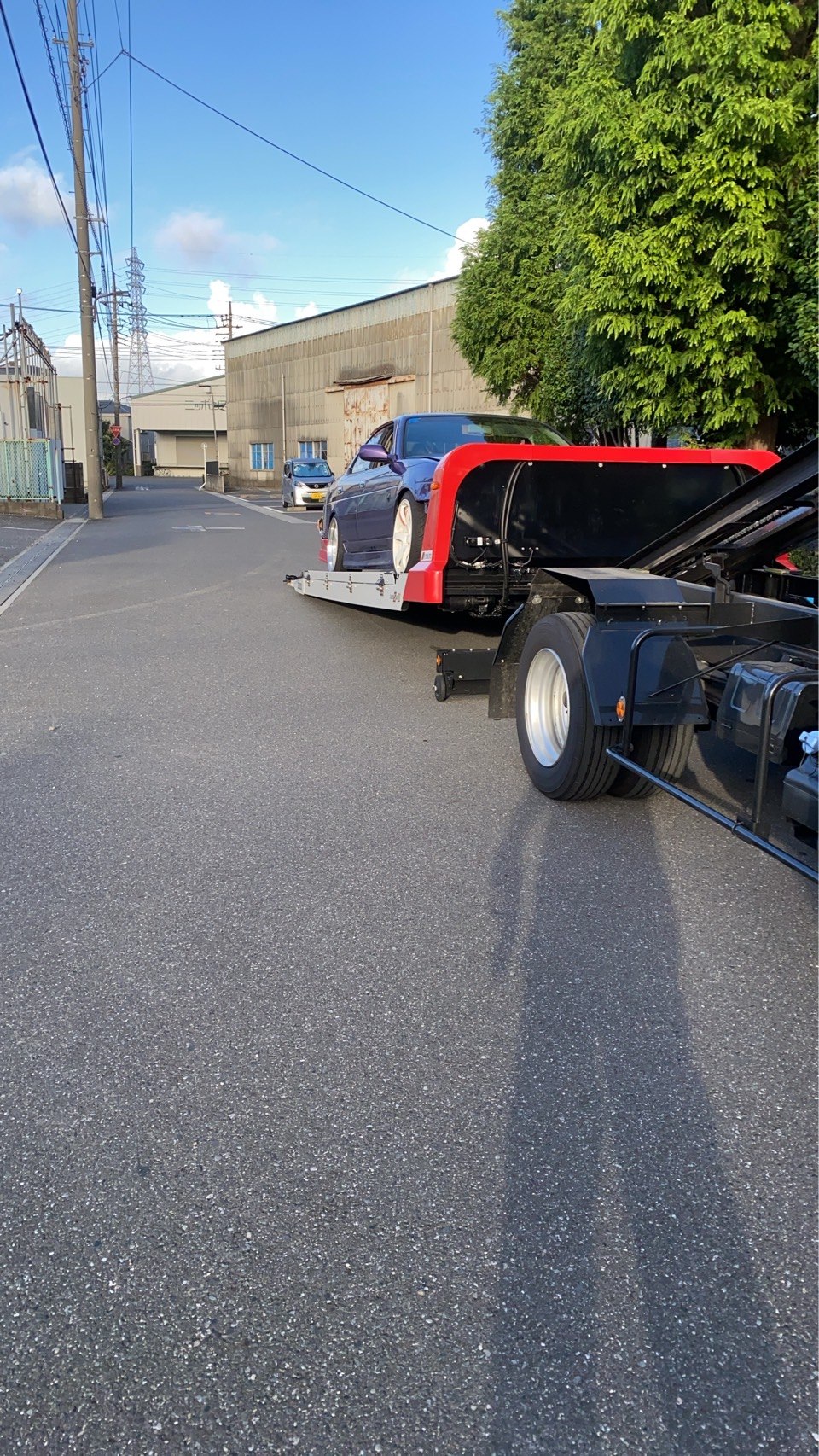 積載車に載せた車両を側方から撮影した全景
