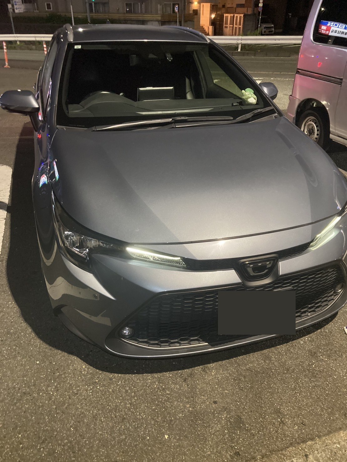 夜間の駐車場で撮影した対象車両正面の全景