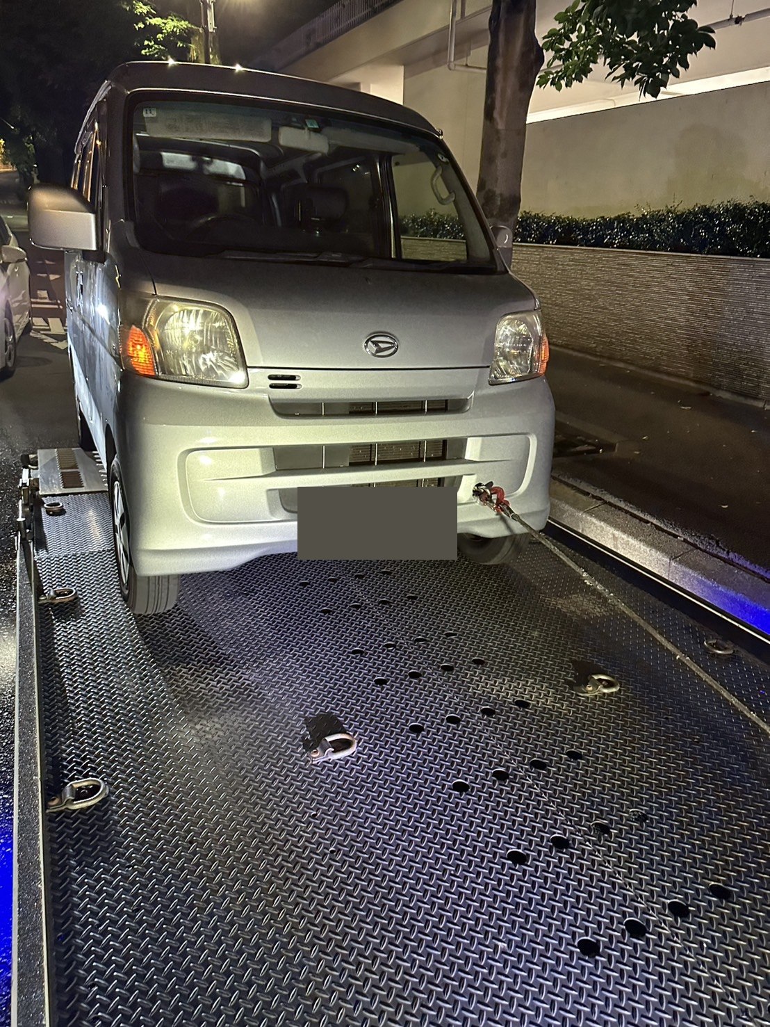 救援対象の軽バンを積載車へ載せた前方からの様子