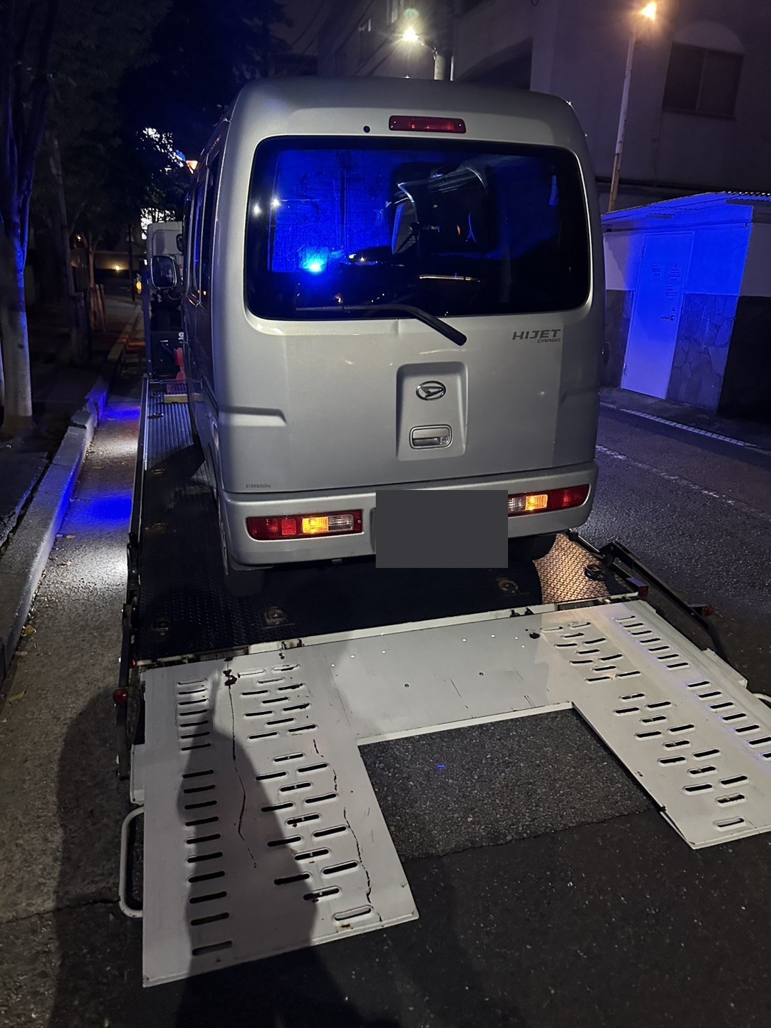 積載車に載せた救援対象車を後方から撮影した様子