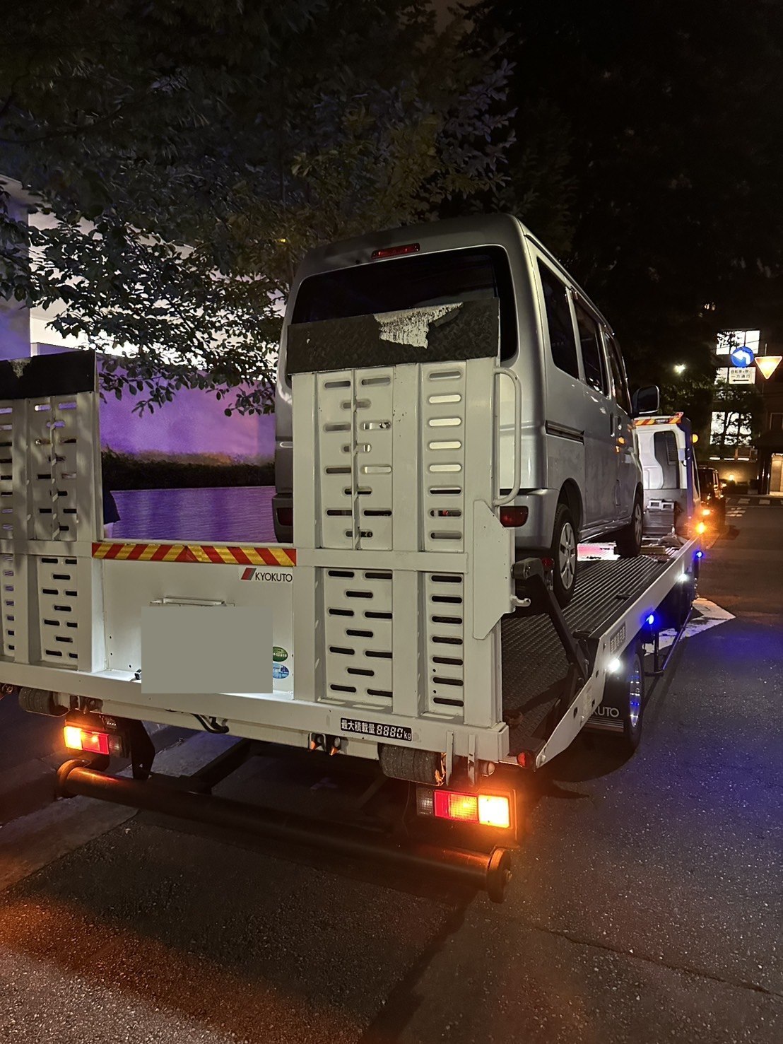 救援対象車を載せた積載車全体を後方から撮影した様子