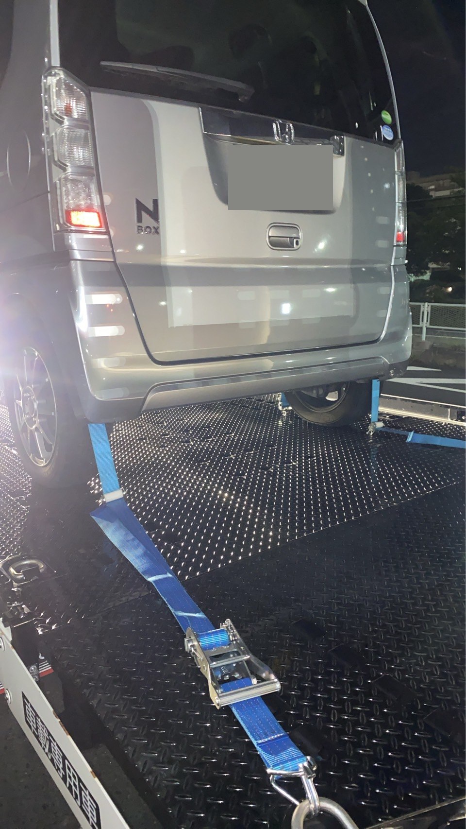 積載車の荷台に固定された対象車両後方の様子