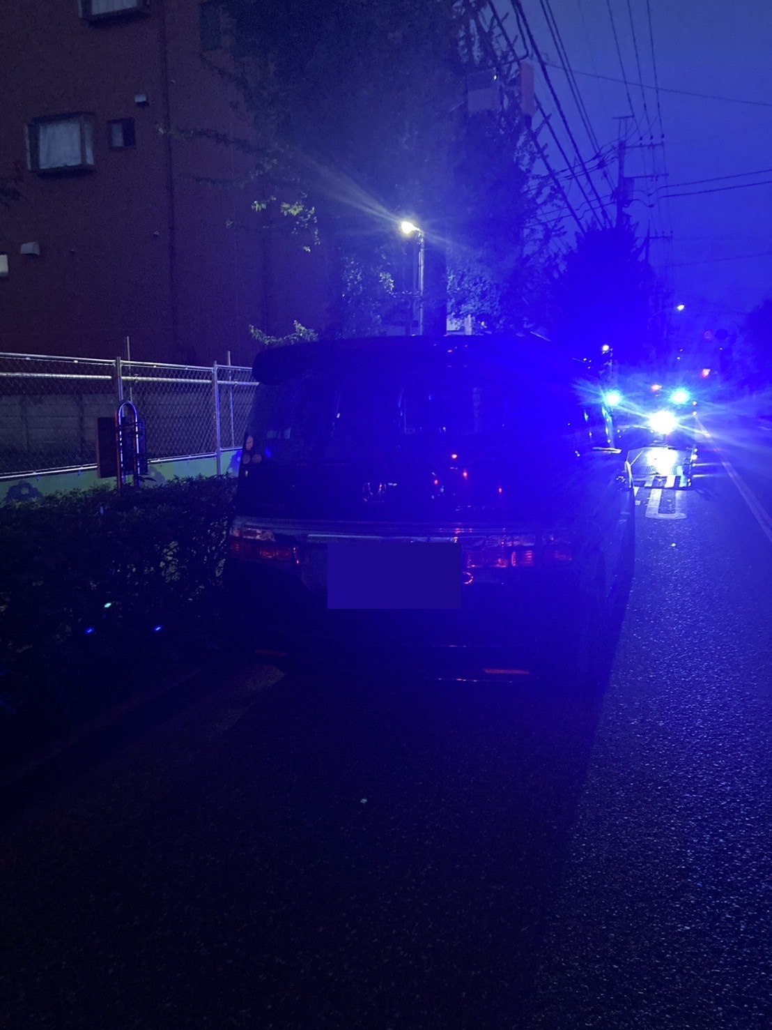 夜間の路上で搬送前の対象車両を後方から撮影