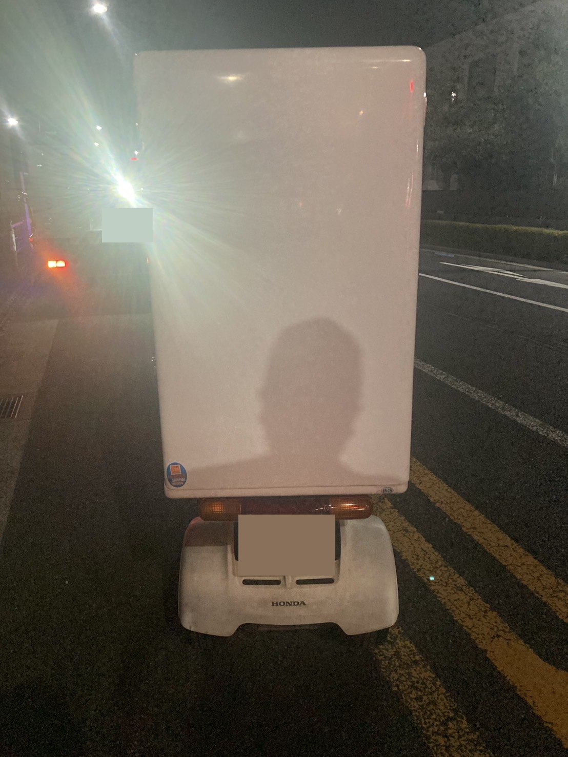 白い荷箱を備えた三輪スクーターの後方全景写真