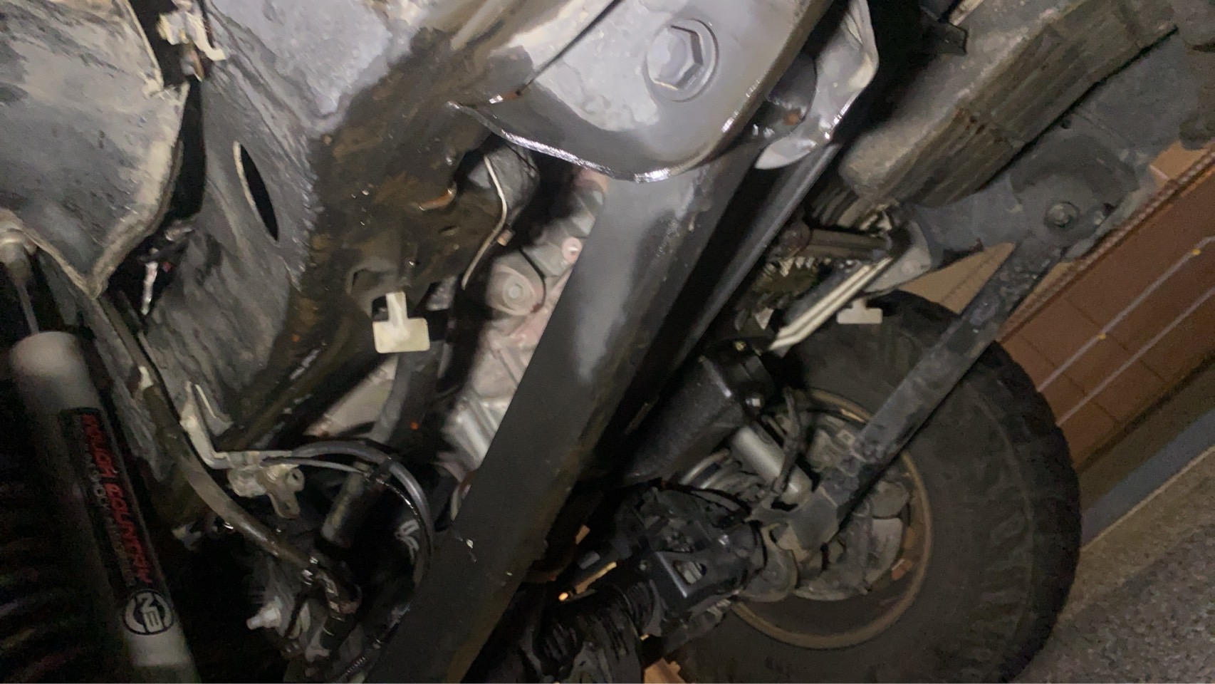 車体下部から冷却水の漏れ箇所を確認した様子