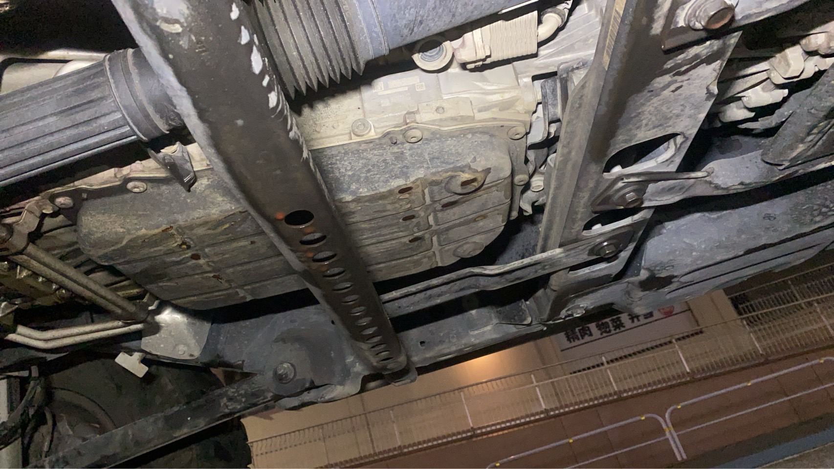 車体下部の駆動系まわりを点検した様子