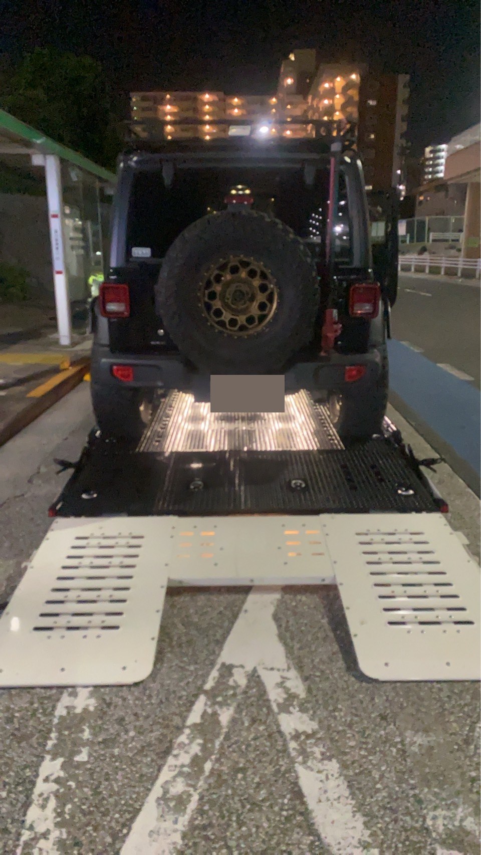 積載車に載せた救援対象車を後方から撮影