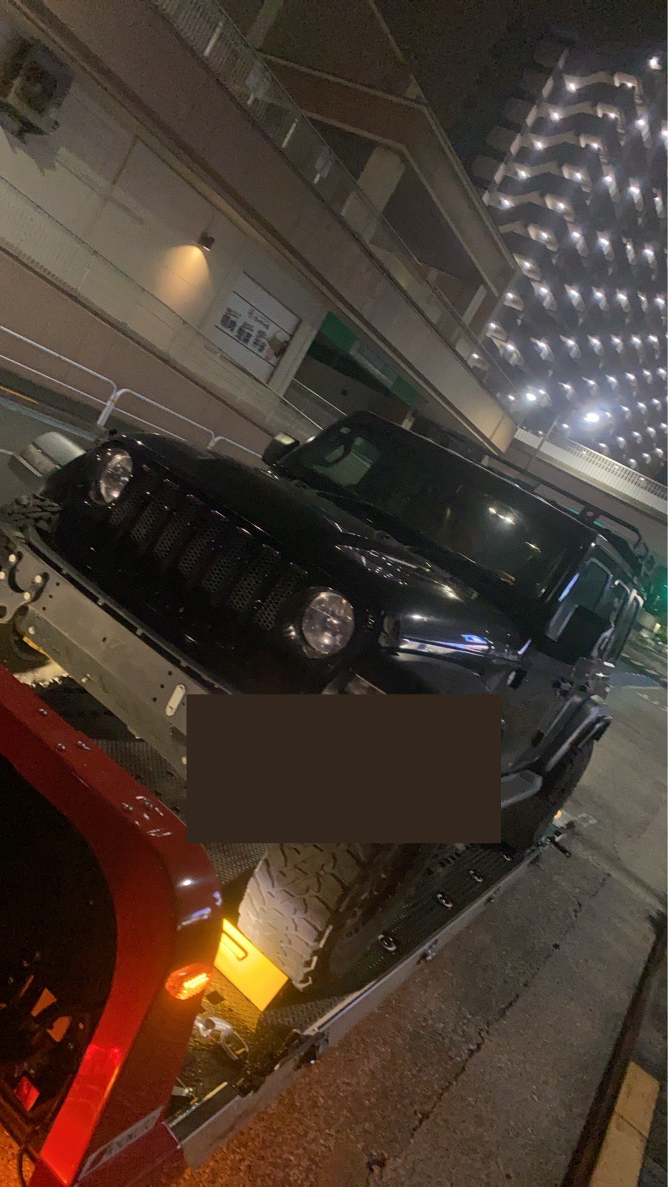 積載車に載せた救援対象車を前方から撮影