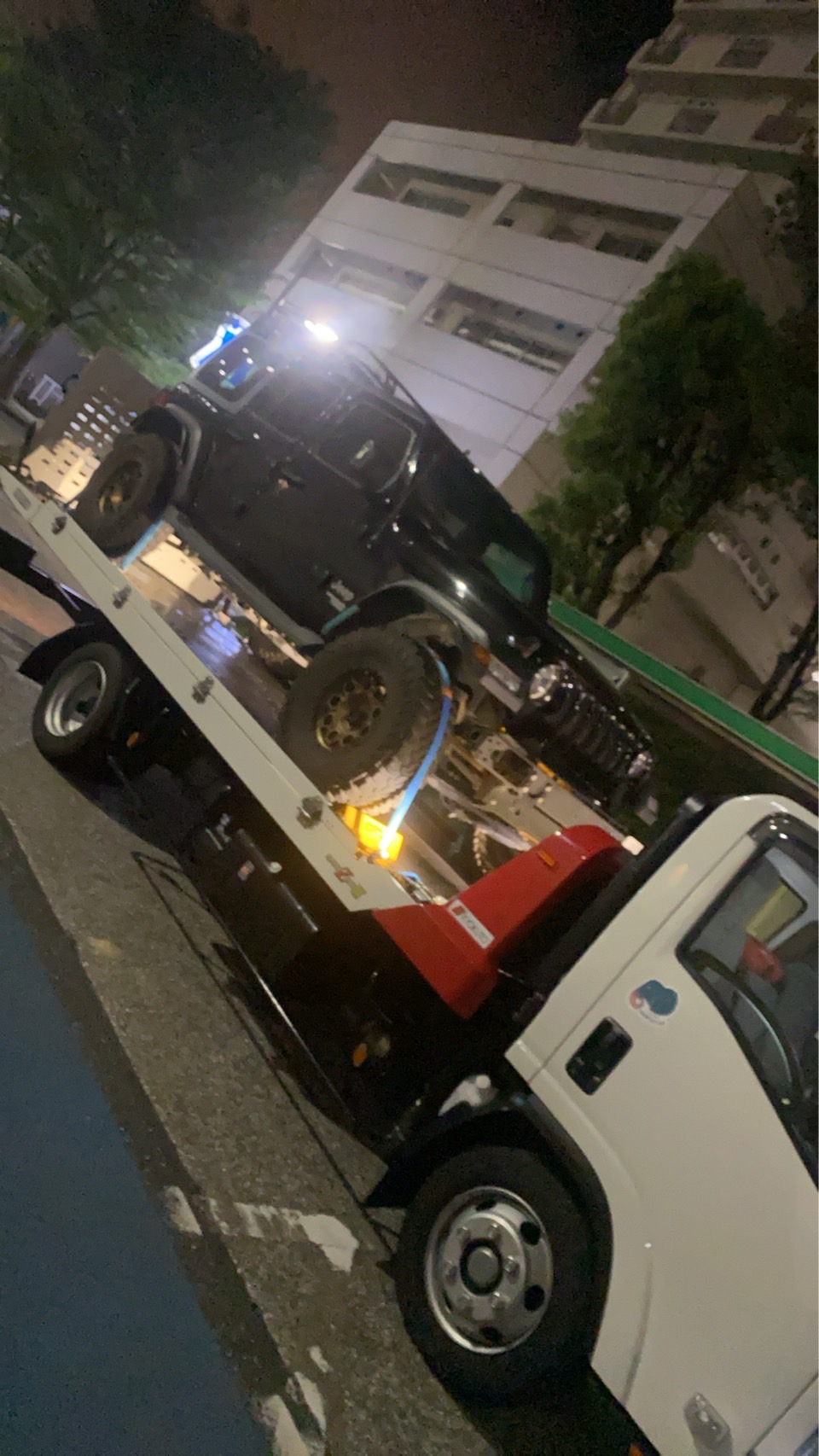 救援対象車を載せた積載車の全景
