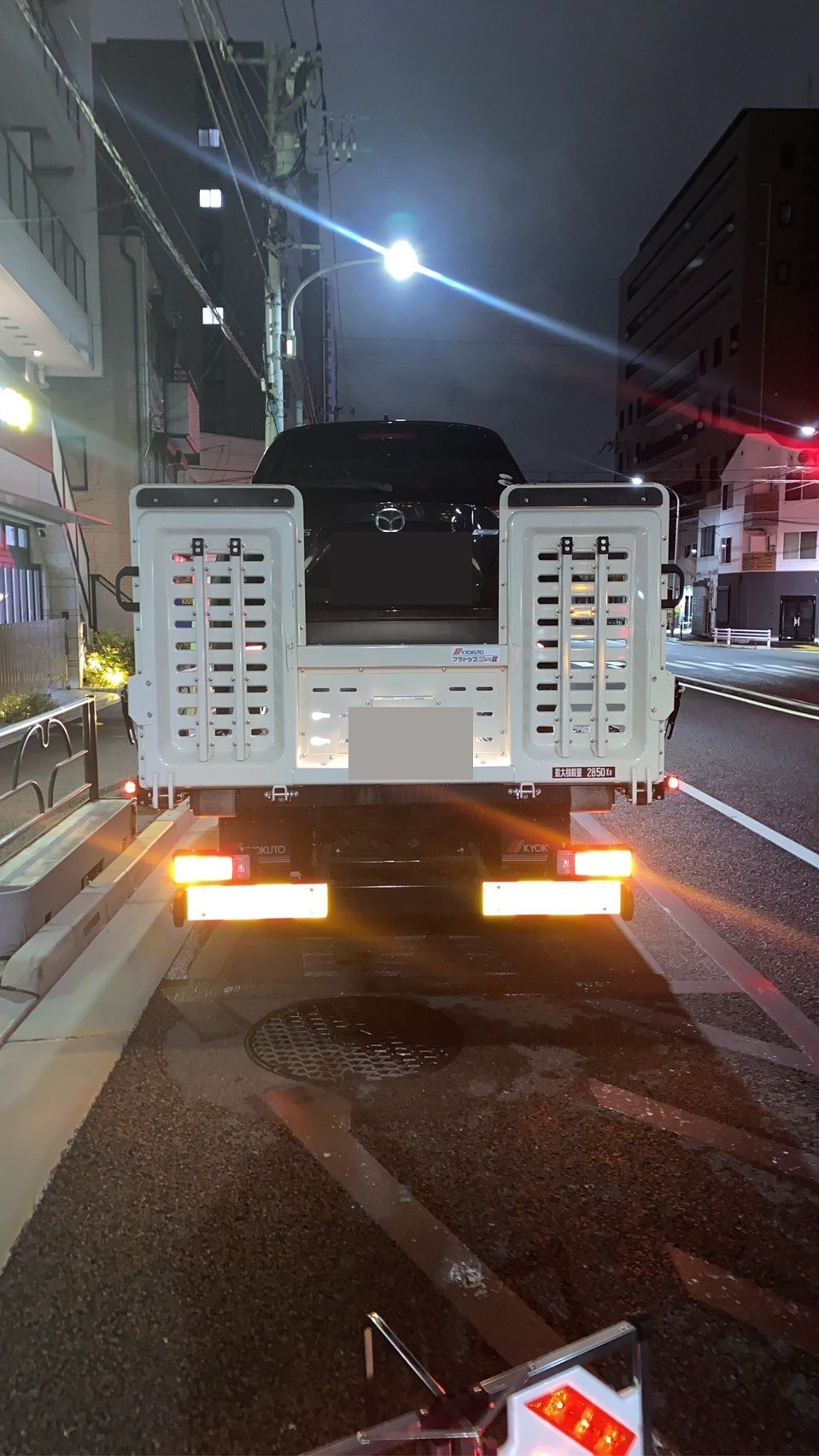 積載車に載せた対象車両を後方から撮影した様子