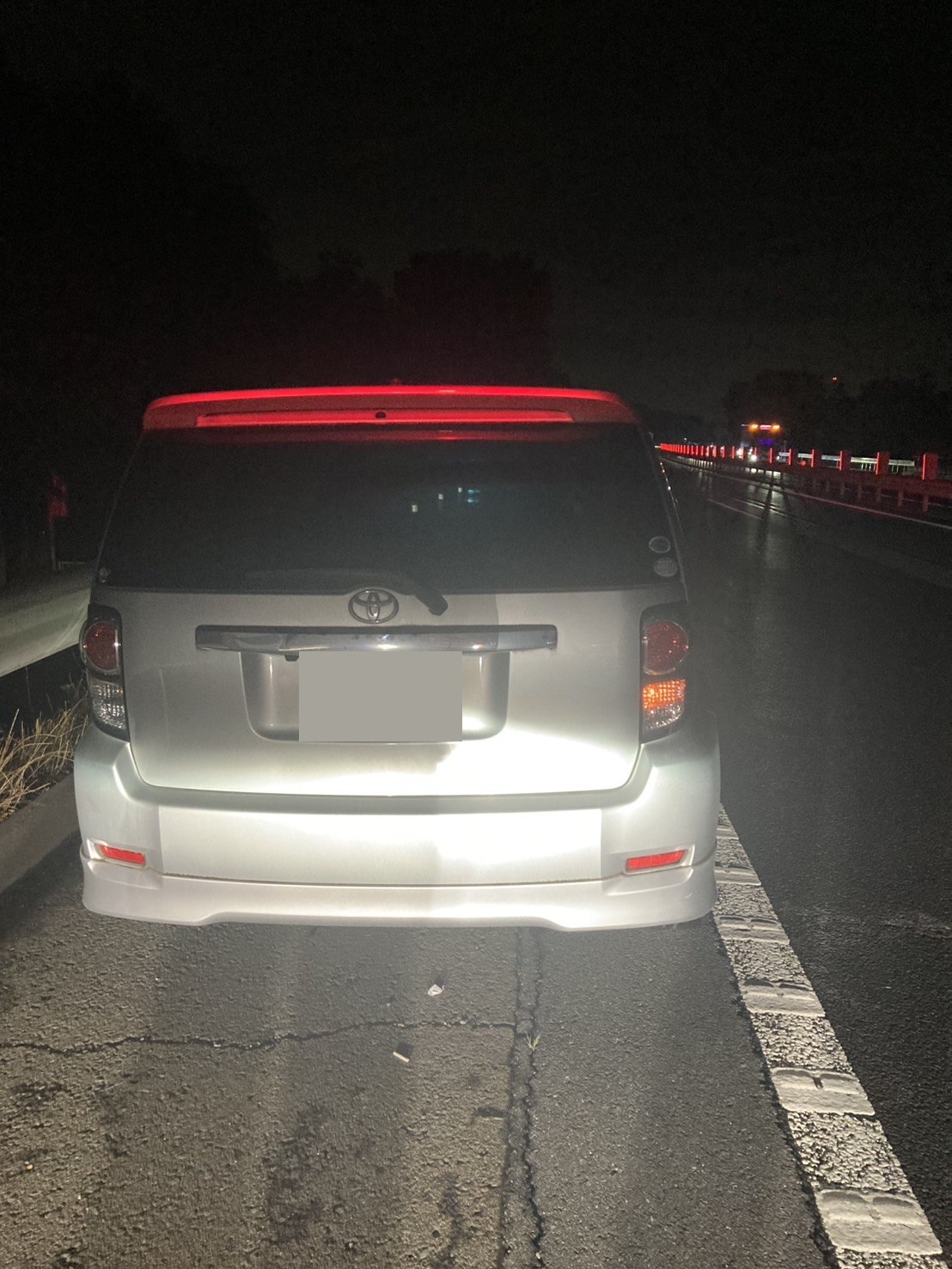 夜間の高速道路の路肩に停車した対象車両の後方