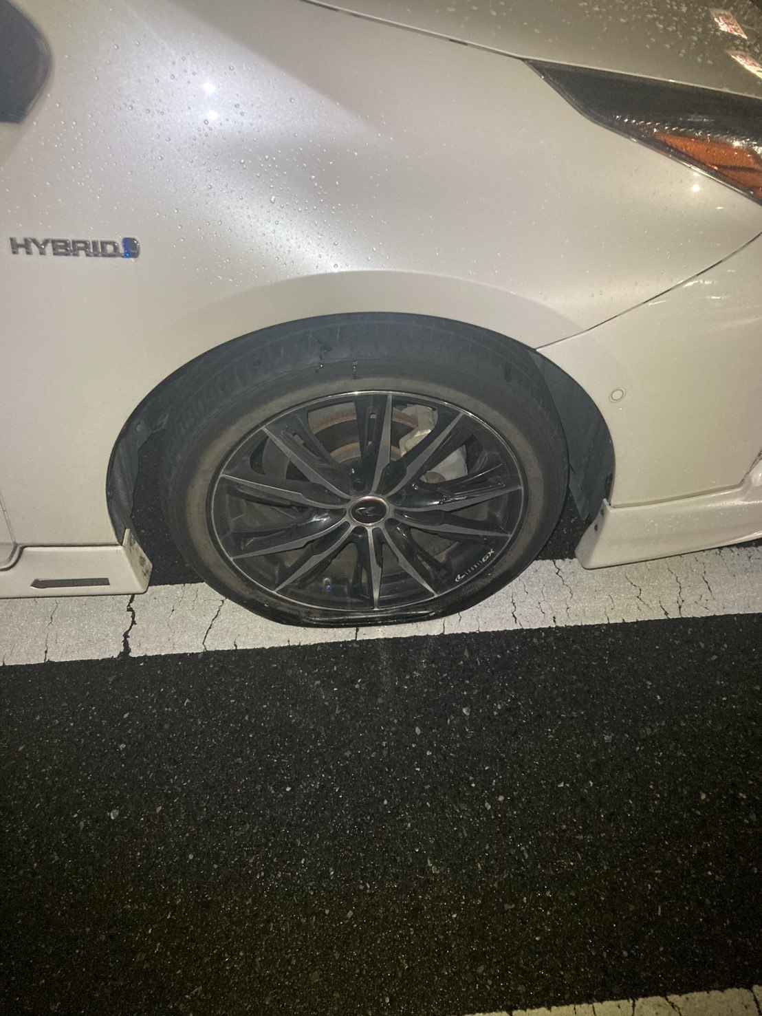 空気が抜けて変形した対象車両のタイヤ周辺