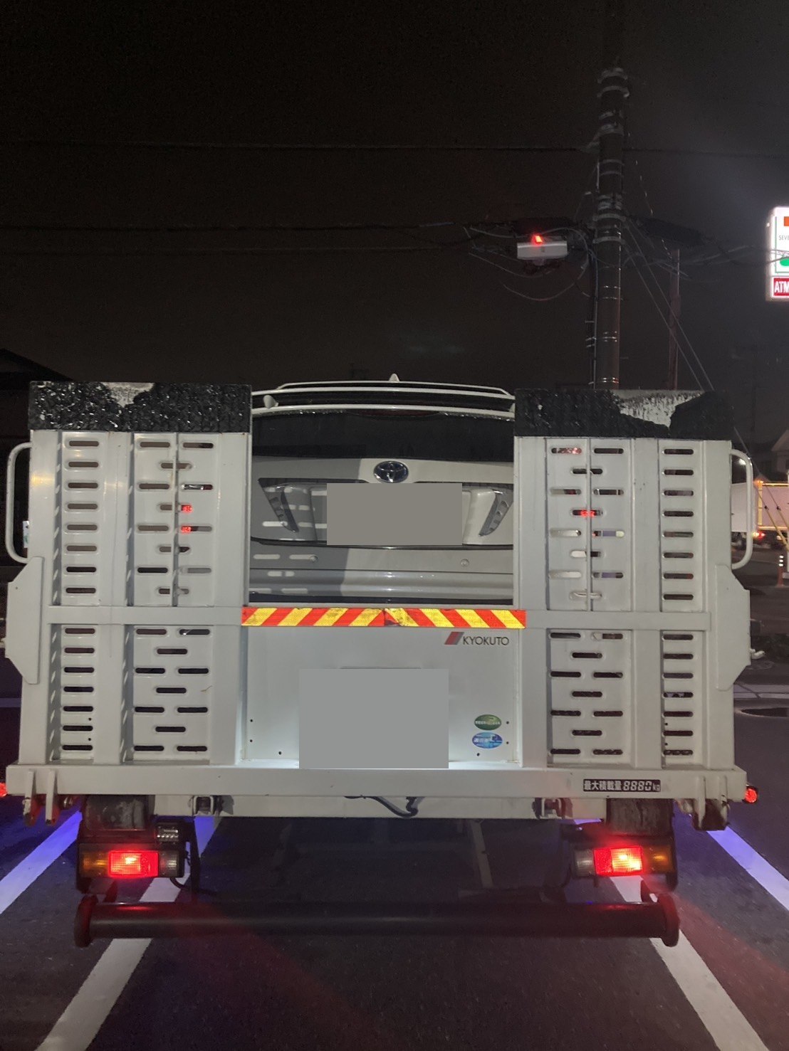 積載車に載せられた対象車両を後方から撮影