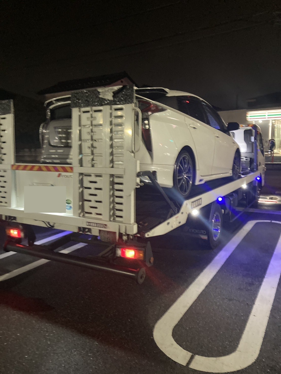 積載車に載せられた対象車両の側面と後方全景