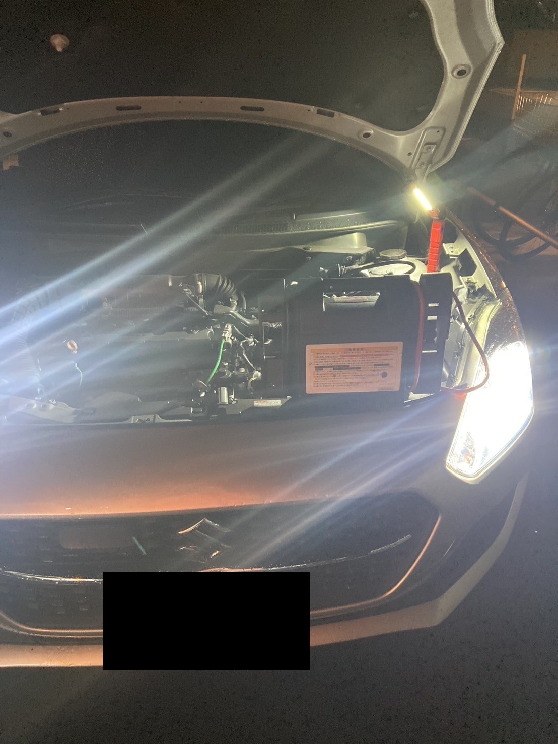 夜間にボンネットを開けて復旧作業中の車両全景