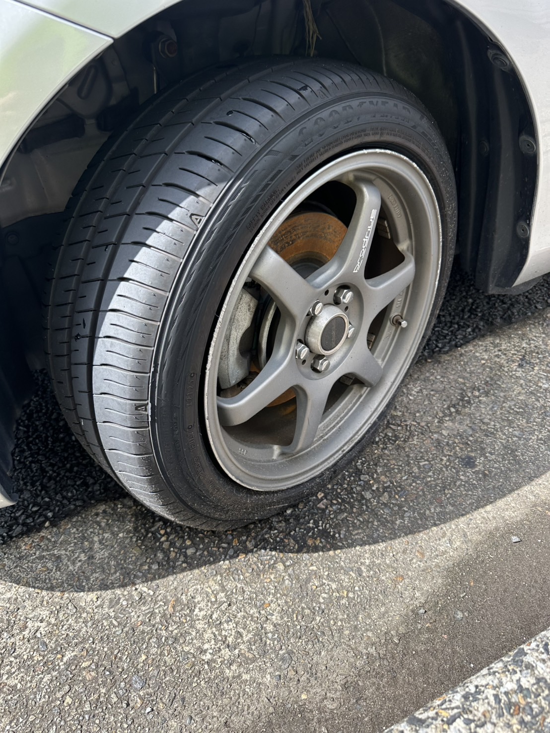 車両のタイヤとホイールを近くから撮影した様子