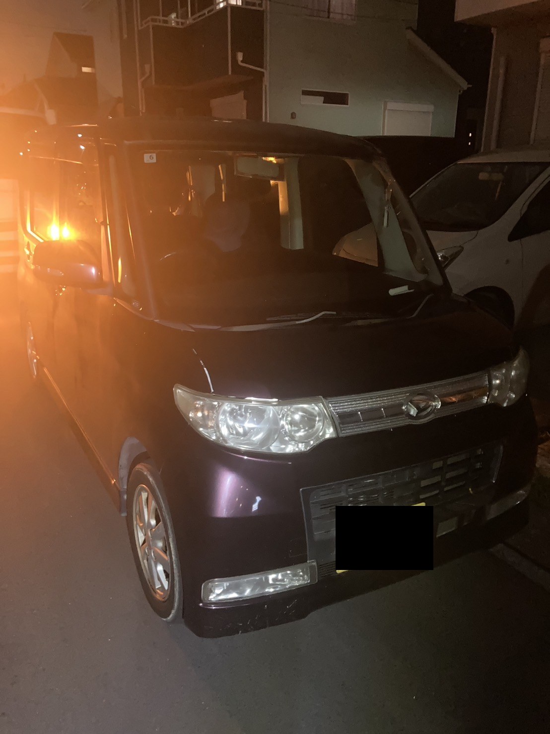 夜間、路上に停車した軽ワゴンを前方から見た様子（ナンバープレートはマスク処理）