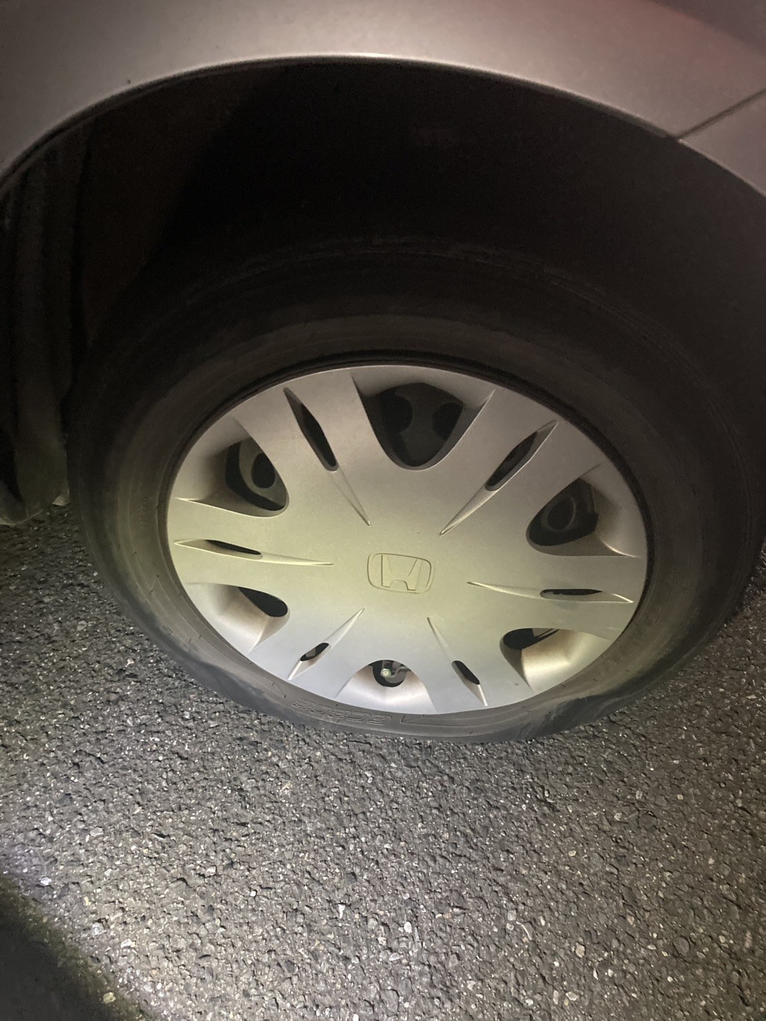空気が抜けたタイヤの接写