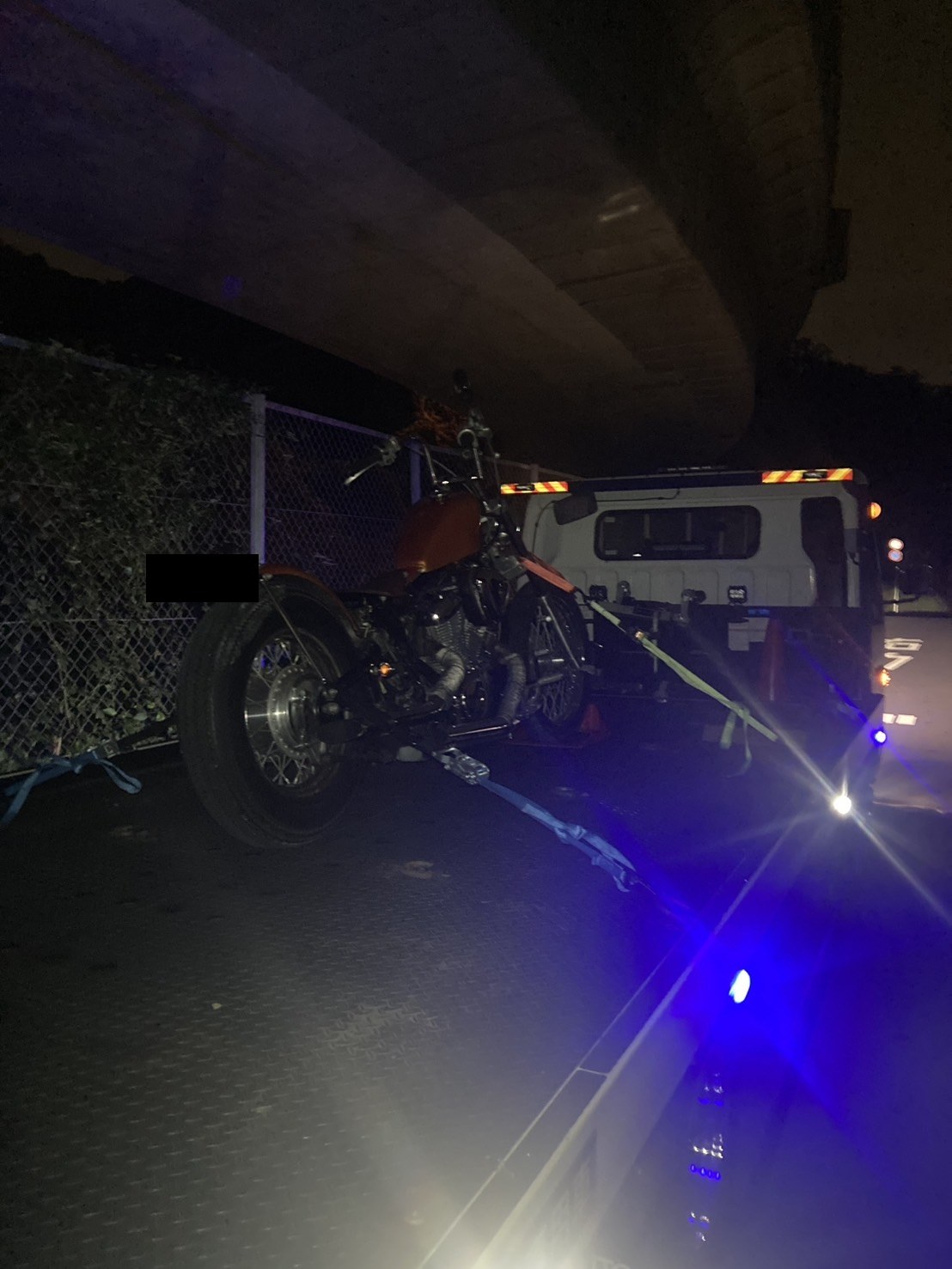 積載車の荷台に載せた大型バイクを後方から見た様子（ナンバープレートはマスク処理）