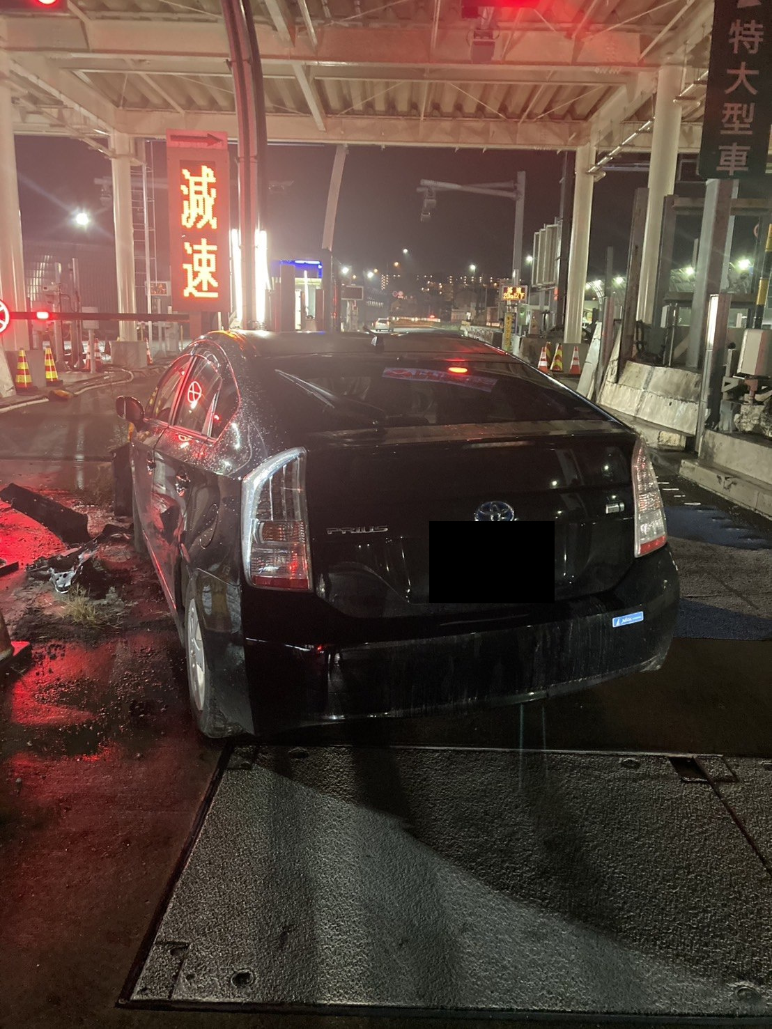 夜間の料金所で停止している車両を後方から撮影