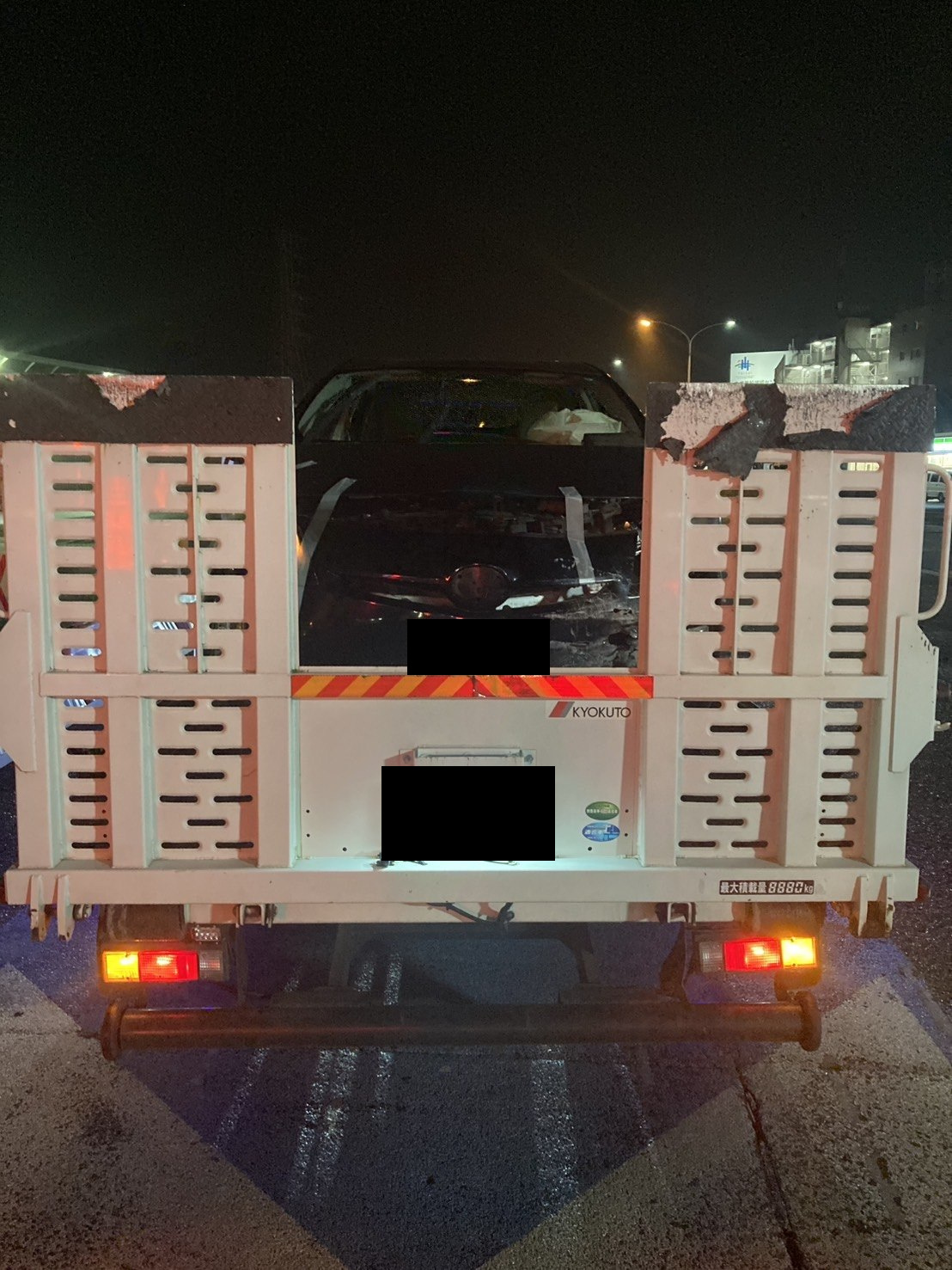 積載車に載せられた車両を荷台の後方から撮影