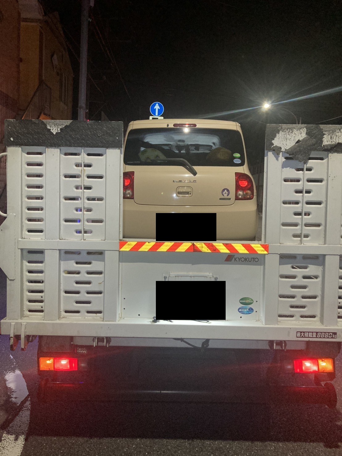 積載車の荷台に載せた軽自動車を後方から見た様子（お車と積載車のナンバープレートはマスク処理）