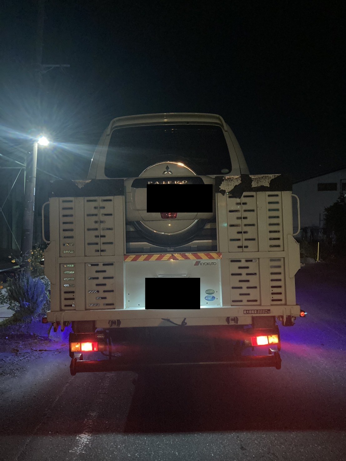積載車の荷台に載せたSUVを後方から見た様子（お車と積載車のナンバープレートはマスク処理）
