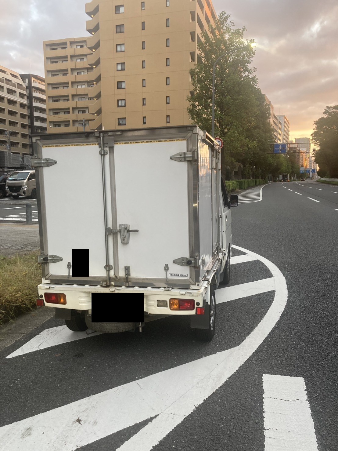 早朝、路肩に停車した軽トラックを後方から見た様子（ナンバープレートはマスク処理）