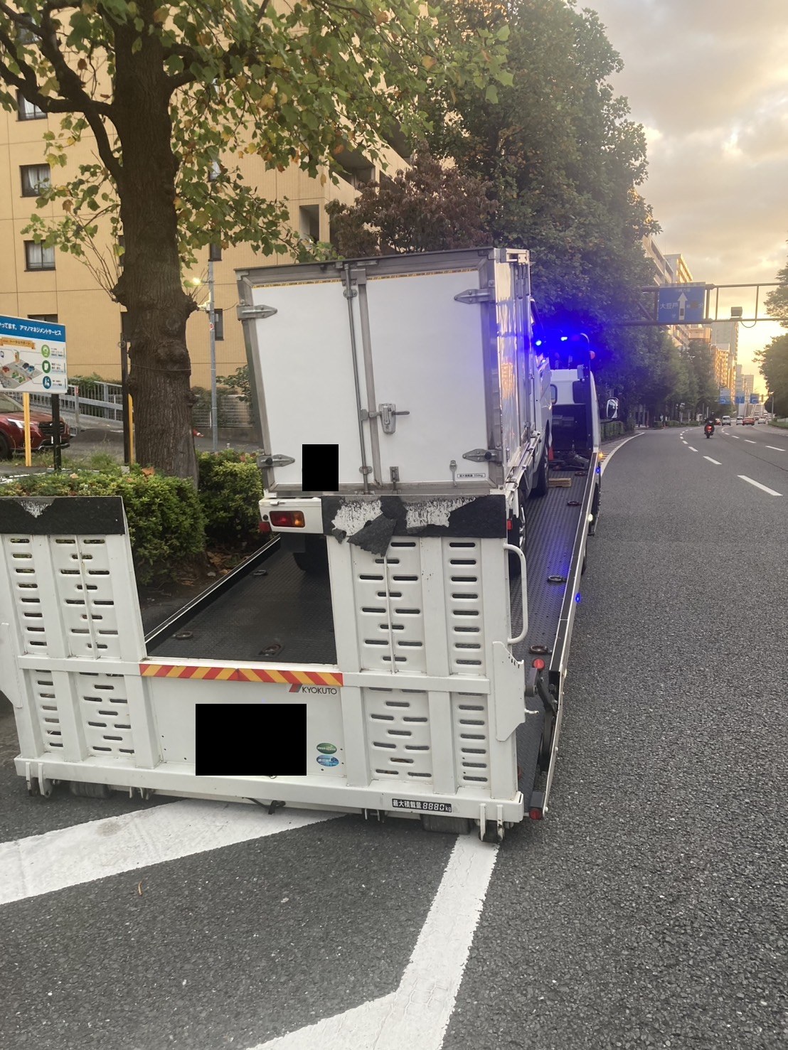 積載車の荷台に軽トラックを載せた様子（積載車のナンバープレートはマスク処理）