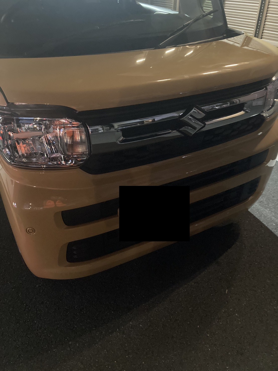 駐車中の軽自動車を前方から見た様子（ナンバープレートはマスク処理）