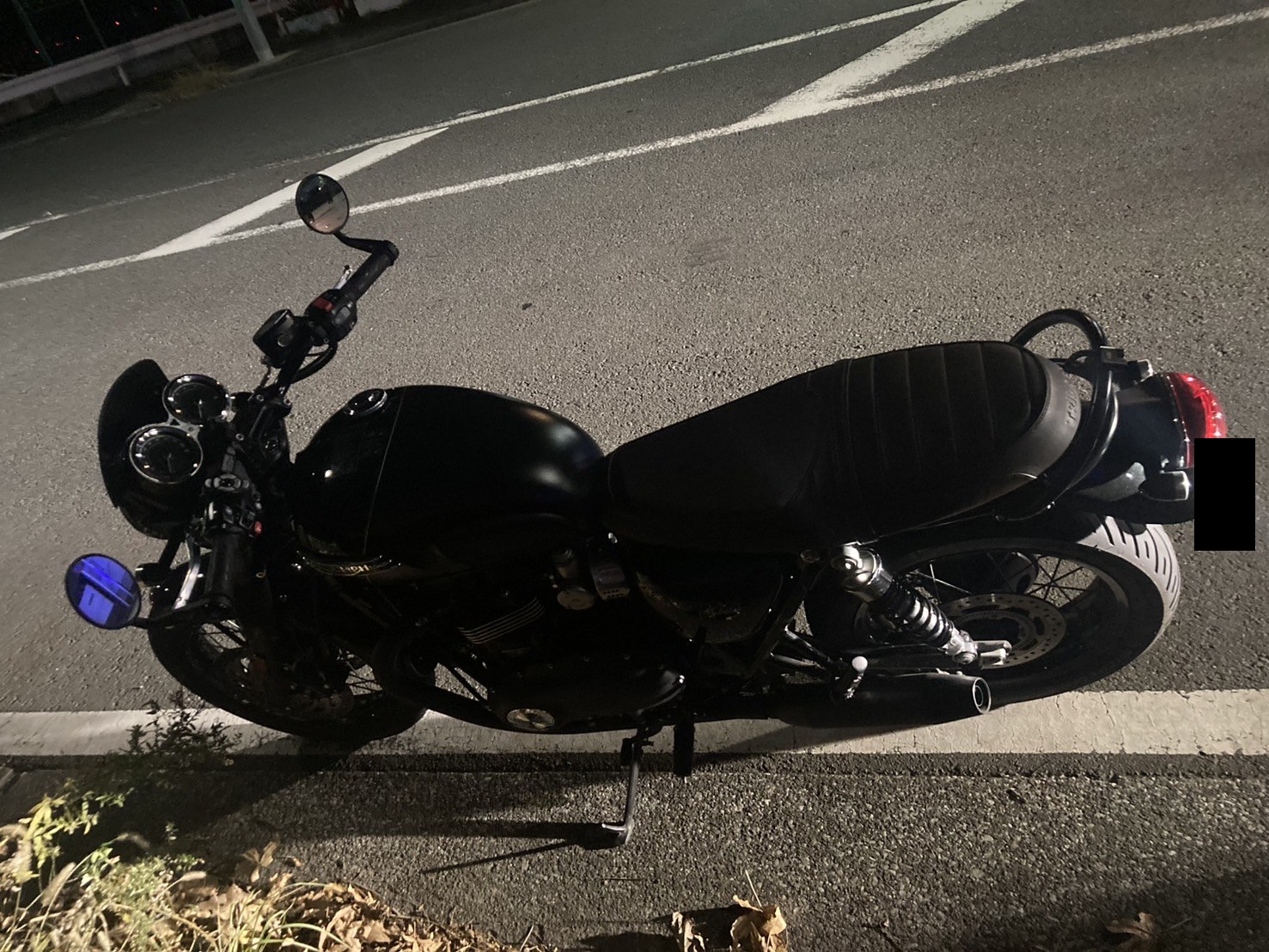 路肩に停めたクラシックスタイルのバイクを横から見た様子