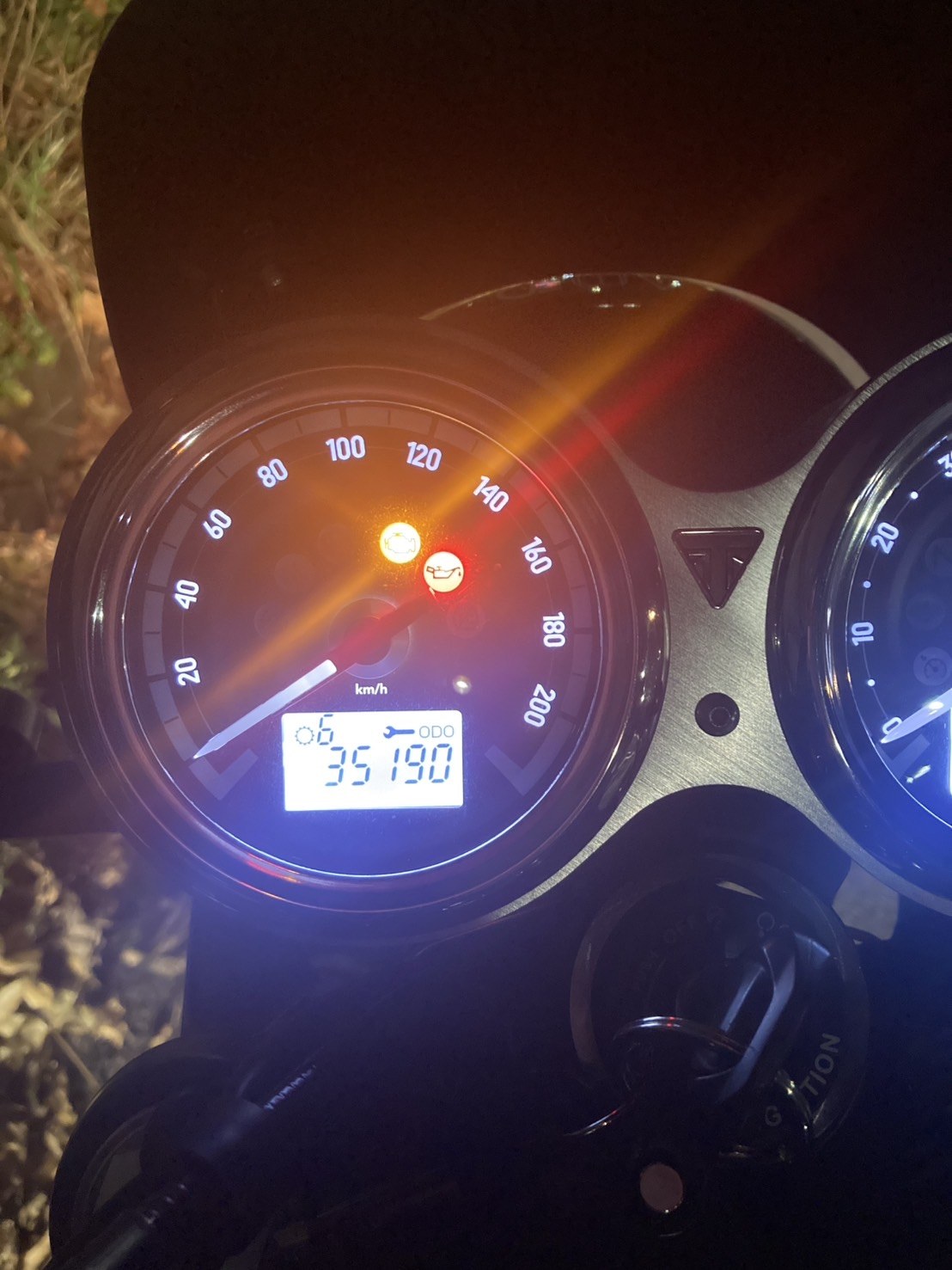 警告灯が点灯したバイクのメーター